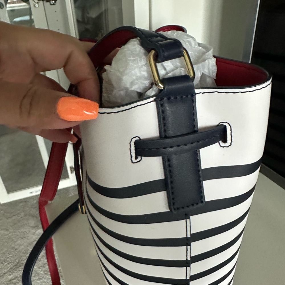 NEW Tommy Hilfiger White and Black Bucket Crossbody Bag - Picture 5 of 11